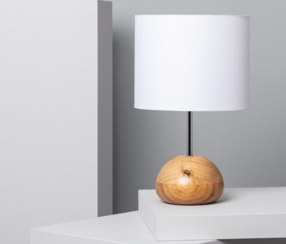 OLMOS Tischlampe aus holz mit weißem Stoffschirm