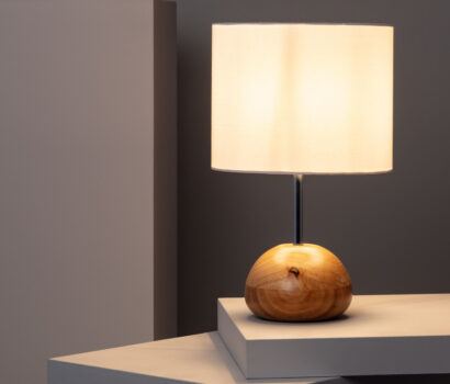 OLMOS Tischlampe aus holz mit weißem Stoffschirm