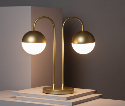 FUEGOS Tischlampe aus goldenem Aluminium und weißem Opalglas